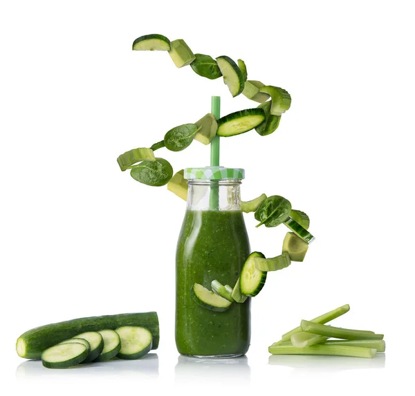 Smoothie drikke med vegetabilske flygende ingredienser – stockfoto
