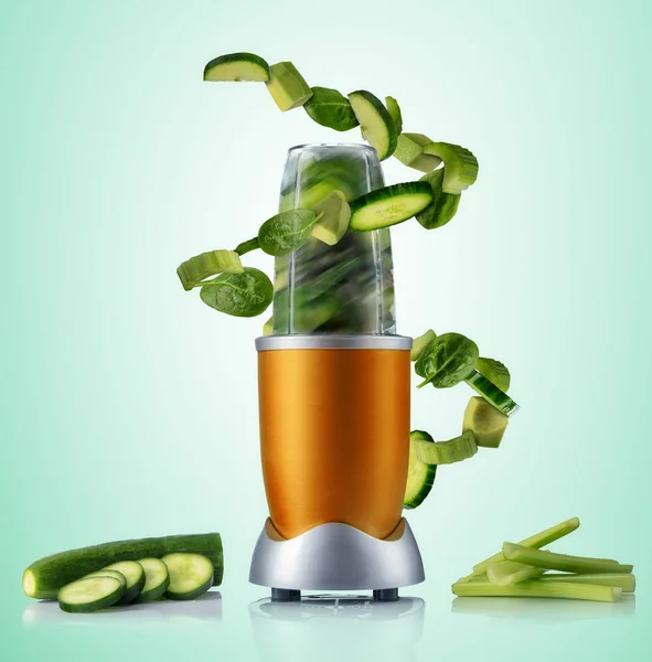 Misturador de fabricante de smoothie com ingredientes voadores vegetais — Fotografia de Stock