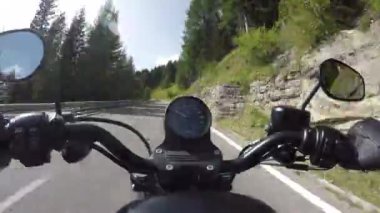 Avusturya Alplerinde, Avusturya - 8.28.2017: Zaman atlamalı motosiklet sürücüsünün dağ manzarası