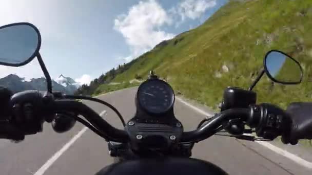 山岳風景にバイク ドライバーのオーストリア アルプス オーストリア 2017 時間の経過 — ストック動画