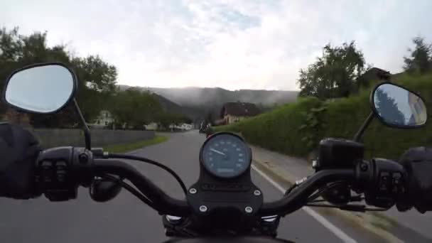 Avusturya Alplerinde Avusturya 2017 Zaman Atlamalı Motosiklet Sürücüsünün Dağ Manzarası — Stok video