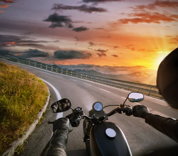 骑在阿尔卑斯山上的摩托车手手持方向盘的POV — 图库照片