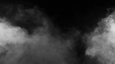 Siyah arka plan üzerine gerçekçi duman etkisi ağır çekim