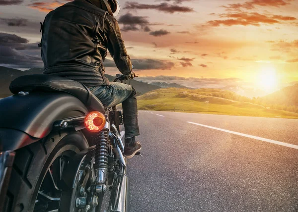 Motorcycle rider ready for drive in Alps, beautiful sunset sky — Stock Photo, Image