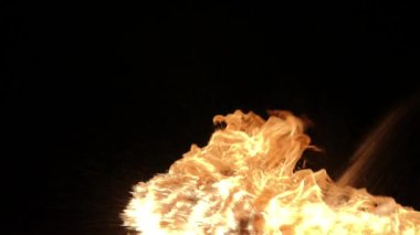 Ağır çekim gerçekçi yangın Blast siyah arka plan üzerine