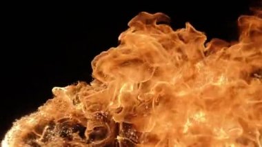 Ağır çekim gerçekçi yangın Blast siyah arka plan üzerine