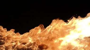 Ağır çekim gerçekçi yangın Blast siyah arka plan üzerine