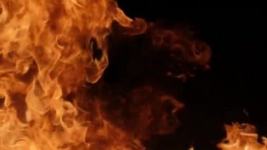 Ağır çekim gerçekçi yangın Blast siyah arka plan üzerine