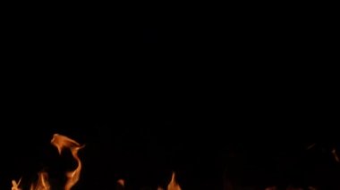 Ağır çekim gerçekçi yangın Blast siyah arka plan üzerine