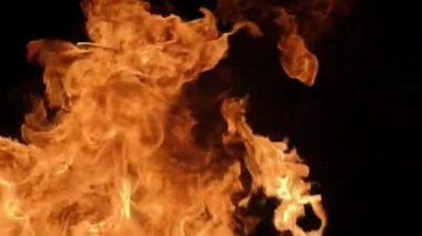 Ağır çekim gerçekçi yangın Blast siyah arka plan üzerine