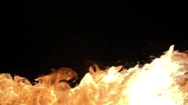 Ağır çekim gerçekçi yangın Blast siyah arka plan üzerine