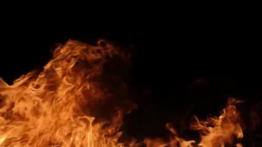 Ağır çekim gerçekçi yangın Blast siyah arka plan üzerine