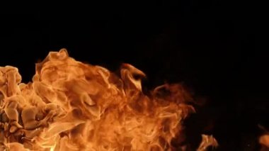 Ağır çekim gerçekçi yangın Blast siyah arka plan üzerine