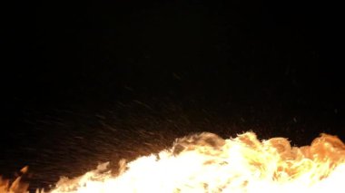 Ağır çekim gerçekçi yangın Blast siyah arka plan üzerine