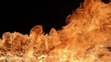 Ağır çekim gerçekçi yangın Blast siyah arka plan üzerine