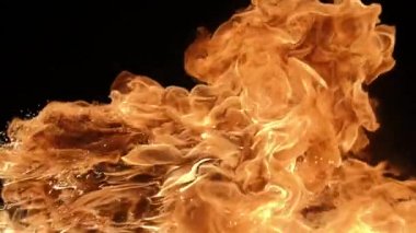 Ağır çekim gerçekçi yangın Blast siyah arka plan üzerine