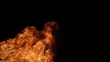 Ağır çekim gerçekçi yangın Blast siyah arka plan üzerine