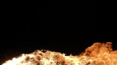 Ağır çekim gerçekçi yangın Blast siyah arka plan üzerine