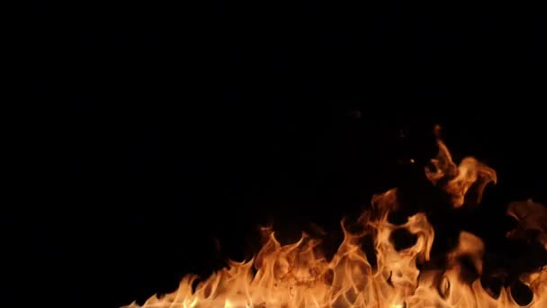 黒い背景にリアルな火災爆発のスロー モーション — ストック動画
