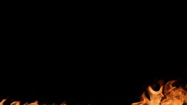 Zeitlupe Realistischer Feuerstoß Auf Schwarzem Hintergrund — Stockvideo