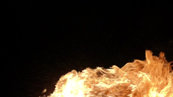 Ağır Çekim Gerçekçi Yangın Blast Siyah Arka Plan Üzerine — Stok video