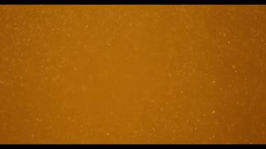 Goldenbackground üzerinde gerçekçi parçacıkların ağır çekim