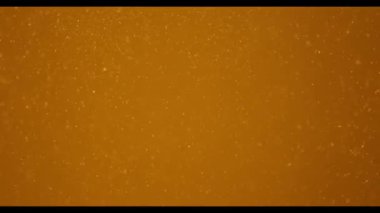 Goldenbackground üzerinde gerçekçi parçacıkların ağır çekim