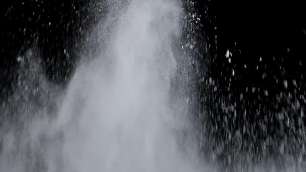 Particules Blanches Poudre Qui Explosent Ralenti Isolé Sur Fond Noir — Video