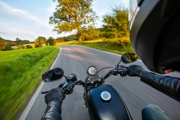 A motorbiker holding kormányzási bár Nézőpont — Stock Fotó