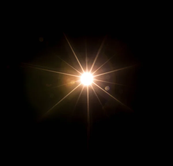 Güneş ışınları kirişler doku siyah arka plan üzerine — Stok fotoğraf