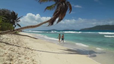 Genç adam ve kadın La Digue Adası Seyşel Adaları plajda çalışan çift