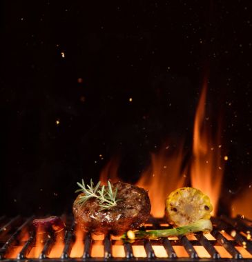 Hamburger ve sebze ızgara üzerinde yerleştirilen için kıyılmış yemek parçası