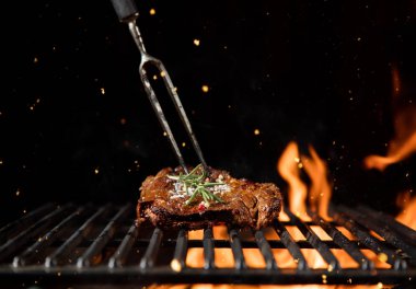 Ateşli ızgara ızgara sığır eti biftek parçası ile.