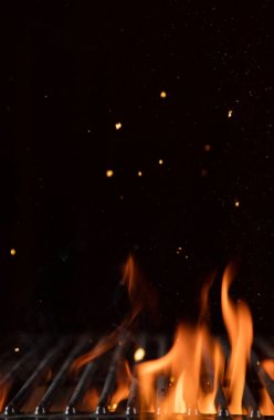 Boş boşaltmak ile açık ateşle yanan kömür ızgara.