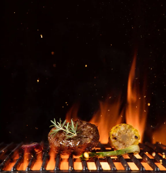 Hamburger ve sebze ızgara üzerinde yerleştirilen için kıyılmış yemek parçası — Stok fotoğraf