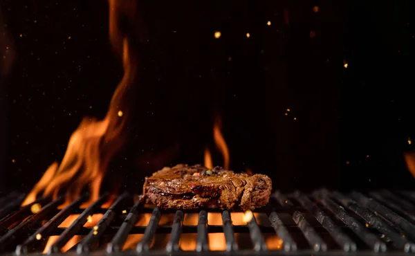 Ateşli ızgara ızgara sığır eti biftek parçası ile. — Stok fotoğraf