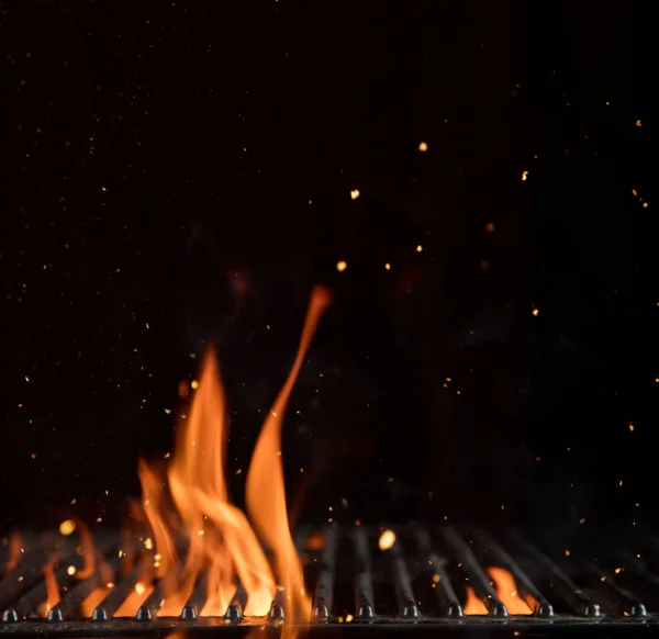 Tomt, flammende trekullgrill med åpen ild med kopirom . – stockfoto