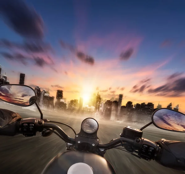 POV gidon, holding motosiklet sürücüsünün modern CI başlığı — Stok fotoğraf