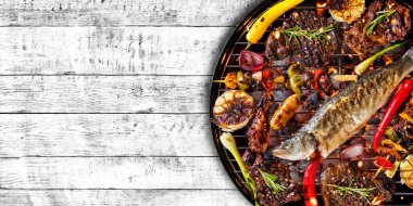 Ahşap üzerine yerleştirilen ızgarada taze et ve sebze Üstten Görünüm