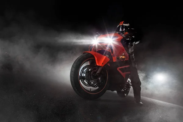 Supersportmotorradrennfahrer nachts mit Rauch um sich — Stockfoto
