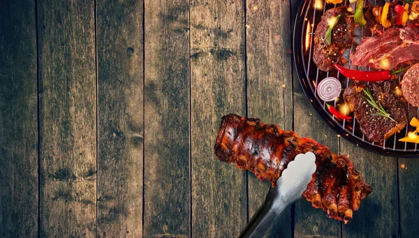 Vista superior de costelas e carne fresca e vegetal na grelha — Fotografia de Stock