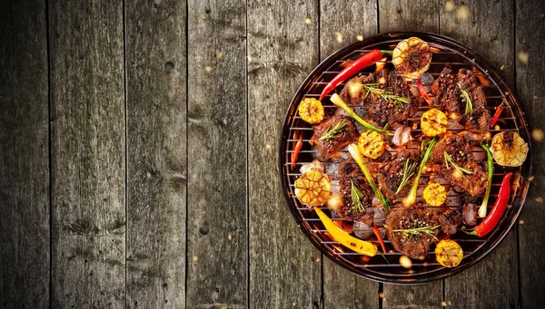 Widok z góry świeże mięso i warzywa na grillu umieszczone na drewnianych f — Zdjęcie stockowe