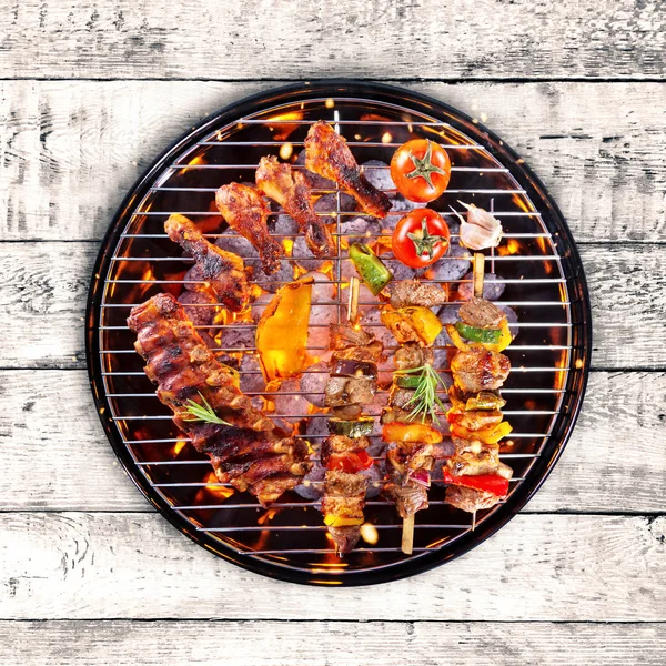 木材上烧烤的新鲜肉类和蔬菜的最高视图 — 图库照片
