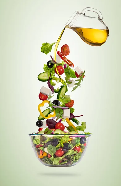 Salade grecque de légumes volants isolée sur fond de gradient . — Photo