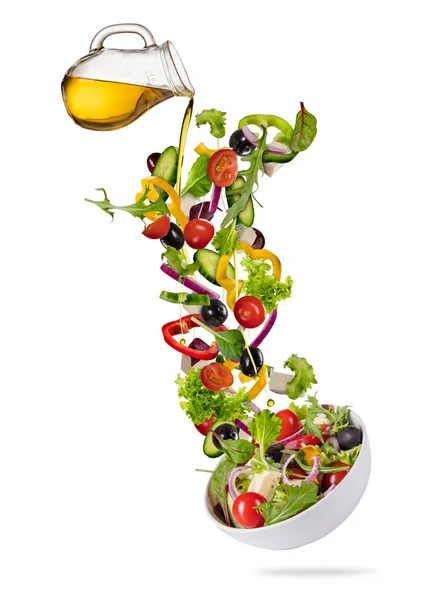 在白色背景下分离的飞行蔬菜希腊沙拉. — 图库照片