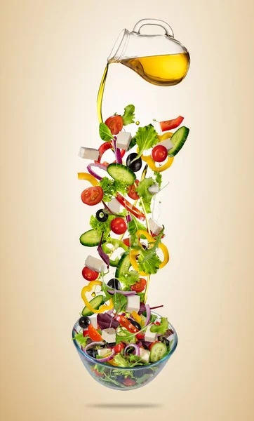 Vliegen plantaardige Griekse salade geïsoleerd op de achtergrond met kleurovergang. — Stockfoto