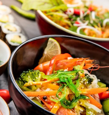 Yemek seramik kaseler sunulan Asya varyasyon