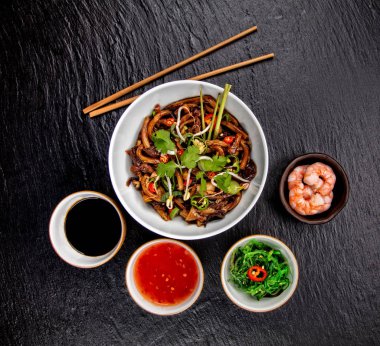 Baharatlı soya sosu ve tavuk parçaları, üst ile Asya udon erişte 