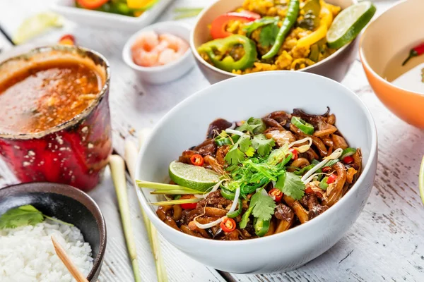 Asiatisk kyckling och räkor curry med ris och vårrullar bitar — Stockfoto