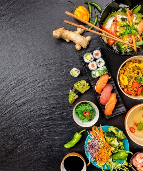 Asiatisk mat variation med många olika sorters mat och sushi — Stockfoto